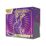 Scarlet & Violet Elite Trainer Box vsebuje 9 booster paketov, promo karto, ovitke, energijske karte, kocke in markerje.