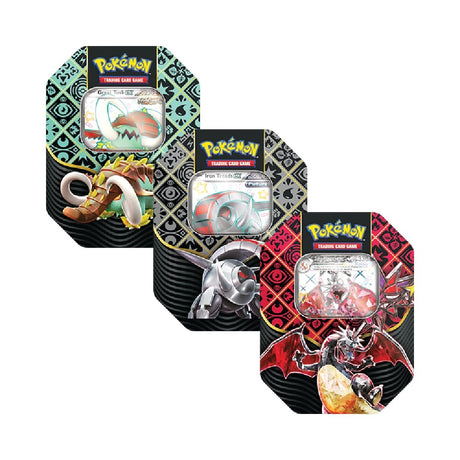 Paldean Fates Tin vsebuje 4 booster pakete, promo karto in kodo za Pokémon TCG Online, karte se razlikujejo glede na paket.