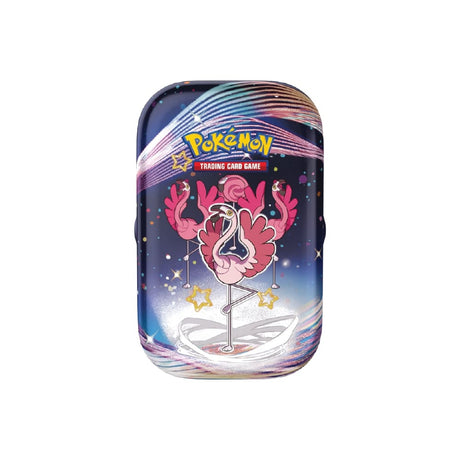 Mini Tins Paldean Fates vključuje 2 booster paketa, nalepke in mini tin z ilustracijo Pokémona Flamigo.
