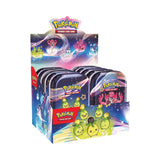 Display z 10 Paldean Fates Mini Tins z različnimi ilustracijami Pokémonov, 2 booster paketa v vsakem mini tinu in nalepkami.