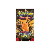 Paldean Fates Booster Pack z 10 Pokémon kartami, osnovno energijo in kodo za Pokémon Trading Card Game Online.