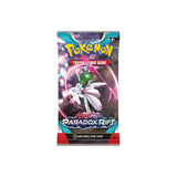 Booster paket Paradox Rift z 10 naključno izbranimi Pokémon kartami in kartico za spletno Pokémon Trading Card Game.